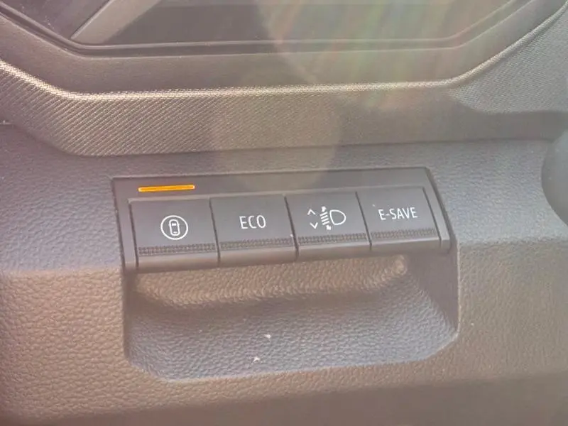 Gros plan sur les boutons de commande du tableau de bord du Dacia Bigster gris, avec mode ECO et E-SAVE visibles.