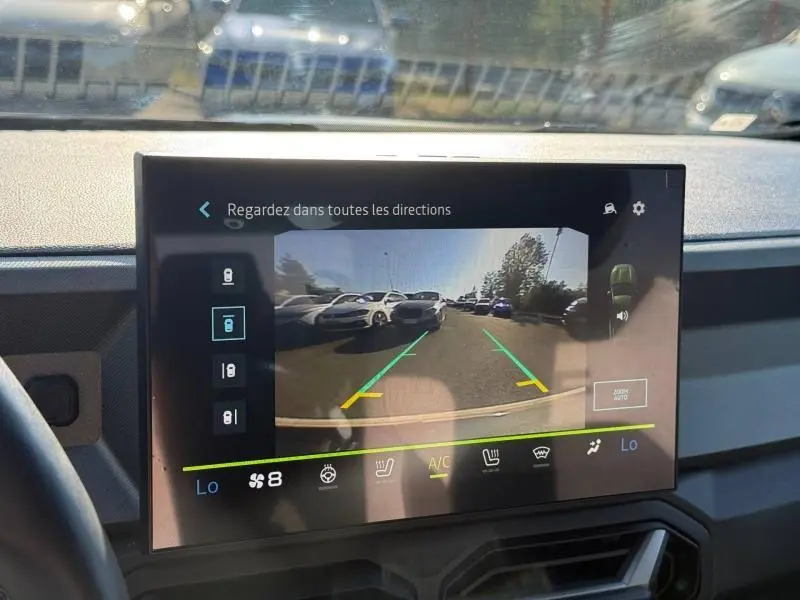 Écran tactile intérieur montrant la caméra de recul du Dacia Bigster gris schiste, vue arrière avec lignes de guidage.