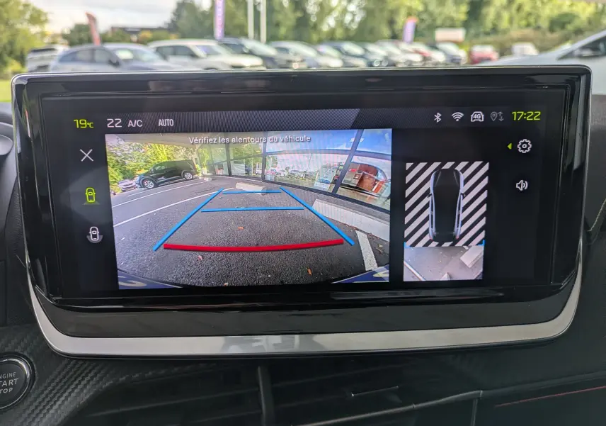 Affichage de la caméra de recul et vue 360° sur l'écran intérieur d'une Peugeot 208 gris Artense.
