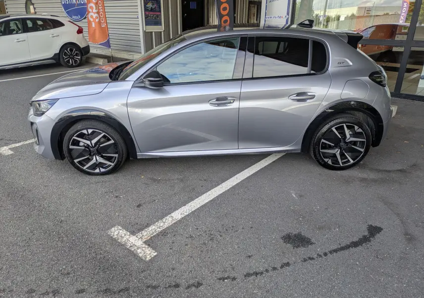 Peugeot 208 Hybrid 145 GT gris Artense vue de profil côté gauche, jantes alliage 17'' bi-ton et vitres surteintées.