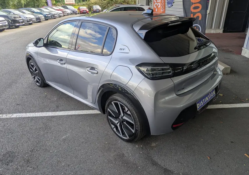 Vue 3/4 arrière droite d'une Peugeot 208 Hybrid 145 GT gris Artense avec jantes alliage 17 pouces et vitres surteintées.