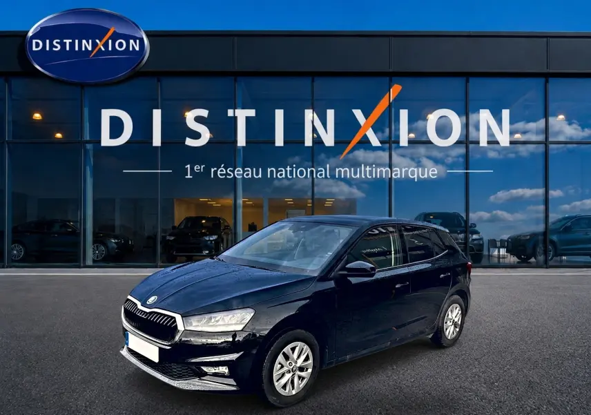 SKODA Fabia noire vue en 3/4 avant droit devant une vitrine avec logo Distinxion.