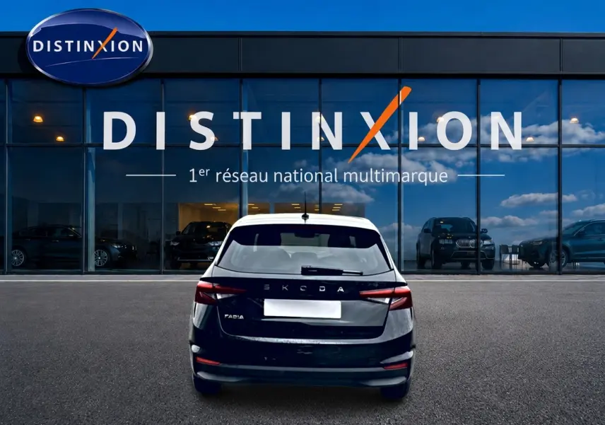 Vue arrière d'une Skoda Fabia noire garée devant une vitrine avec logo Distinxion en arrière-plan.