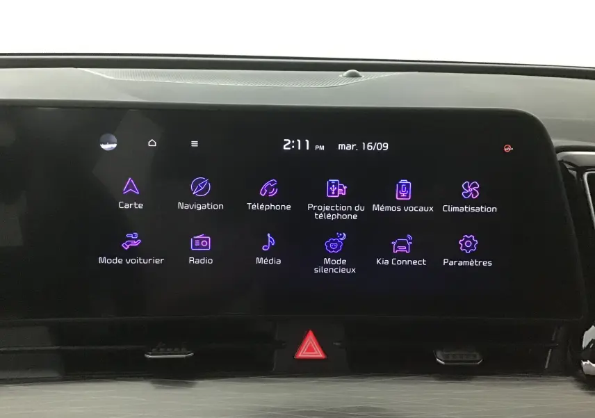 Écran tactile digital 12,3 pouces du tableau de bord du Kia Sportage 2025 affichant les options multimédia et navigation.