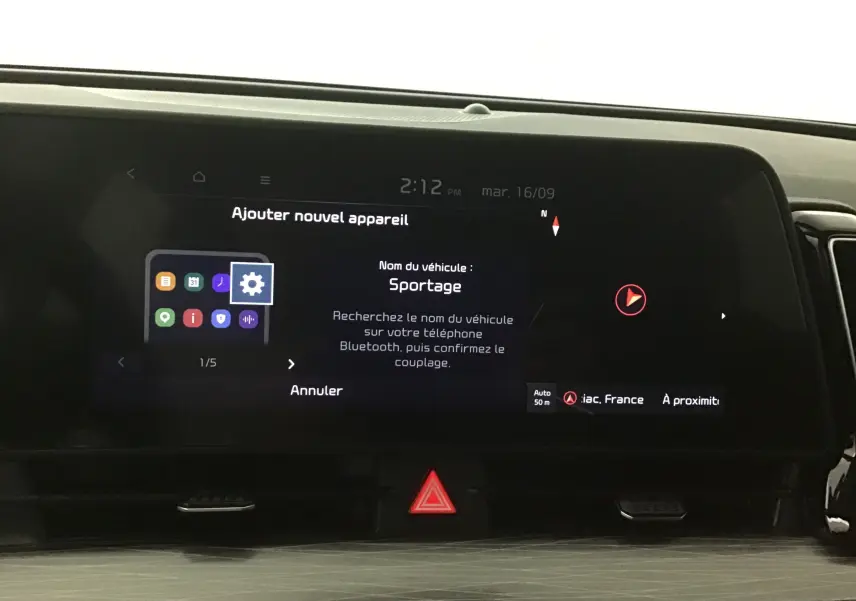 Écran digital 12,3 pouces du tableau de bord du Kia Sportage 2025 affichant le menu Bluetooth.