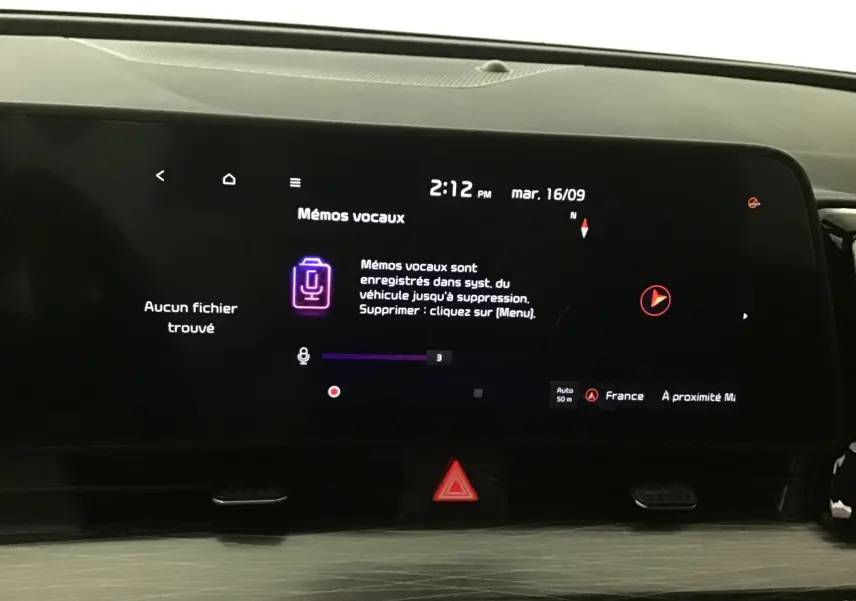 Écran tactile digital 12,3 pouces du tableau de bord du Kia Sportage 2025, affichant le menu mémos vocaux.