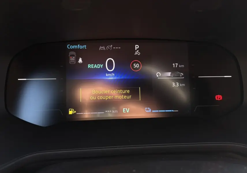 Tableau de bord numérique du Renault Captur hybride 2025 affichant la vitesse, alertes et mode confort.