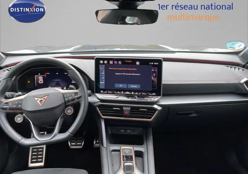 Vue intérieure avant du tableau de bord et volant cuir noir de la CUPRA Formentor gris magnétique 2025 avec écran tactile central.