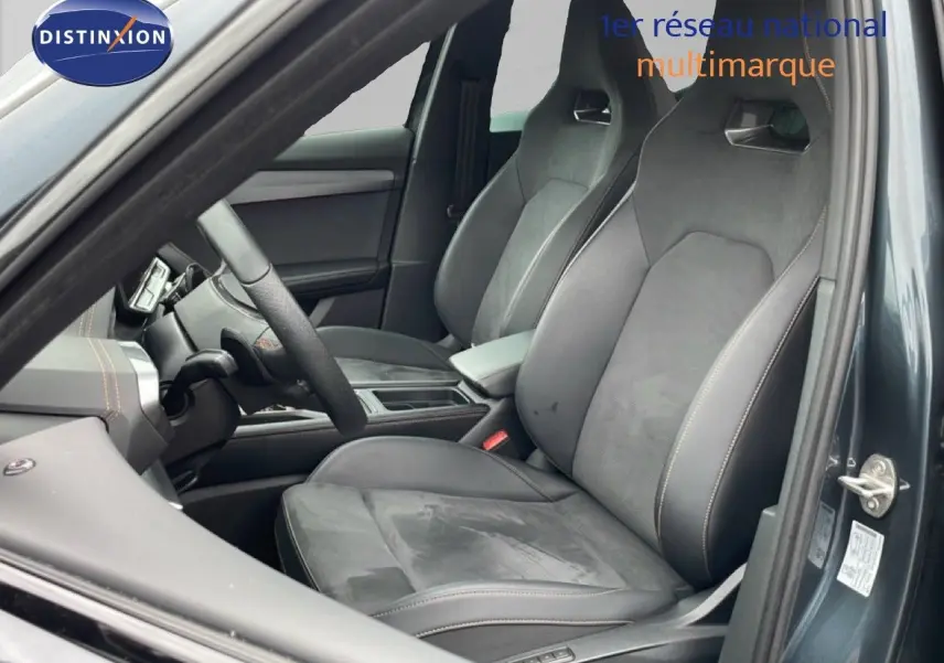 Vue intérieure côté conducteur de la CUPRA Formentor gris magnétique, sièges sport en cuir et alcantara avec surpiqûres contrastées.