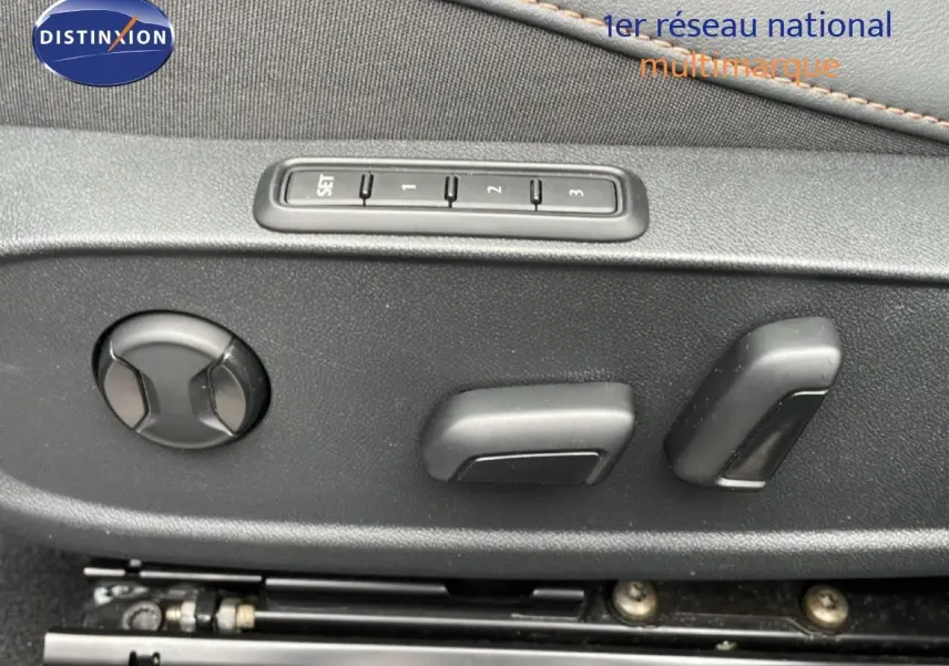 Gros plan sur les commandes de réglage électrique du siège conducteur du CUPRA Formentor gris magnétique métal, 2025.