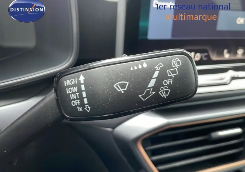 Gros plan sur la commande d’essuie-glace dans l’habitacle gris métallique du CUPRA Formentor 2025.