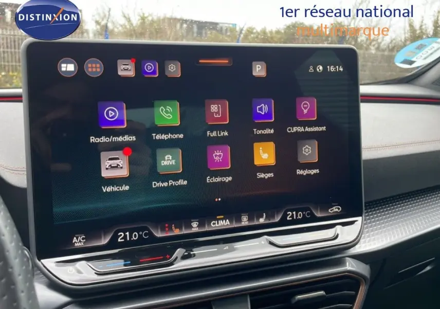 Écran tactile central du tableau de bord du CUPRA Formentor gris métallique, affichant les options multimédia et climatisation.