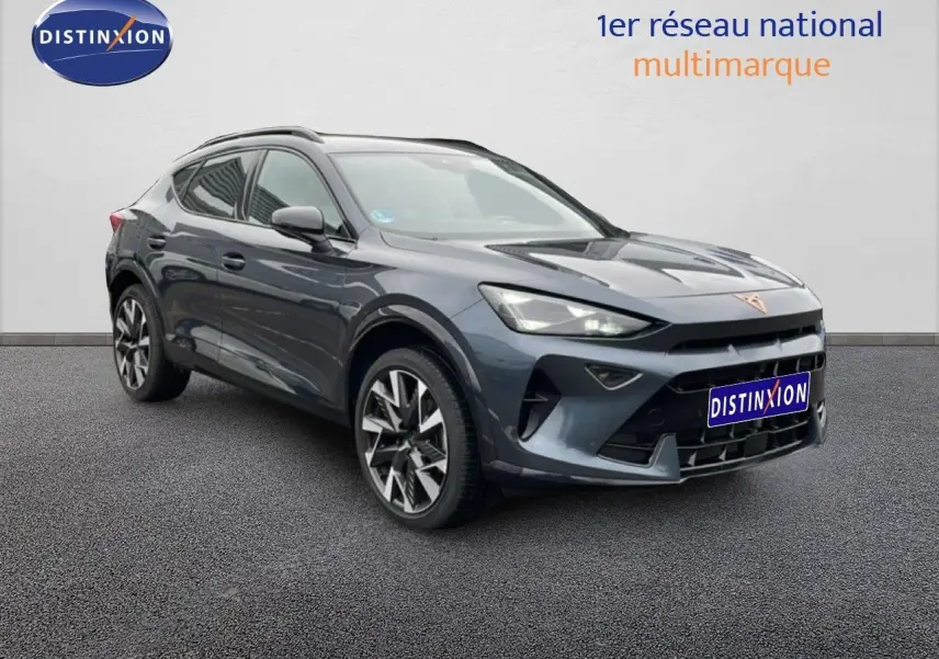 CUPRA Formentor gris magnétique métal en 3/4 avant droit, avec jantes alliage et calandre distinctive.