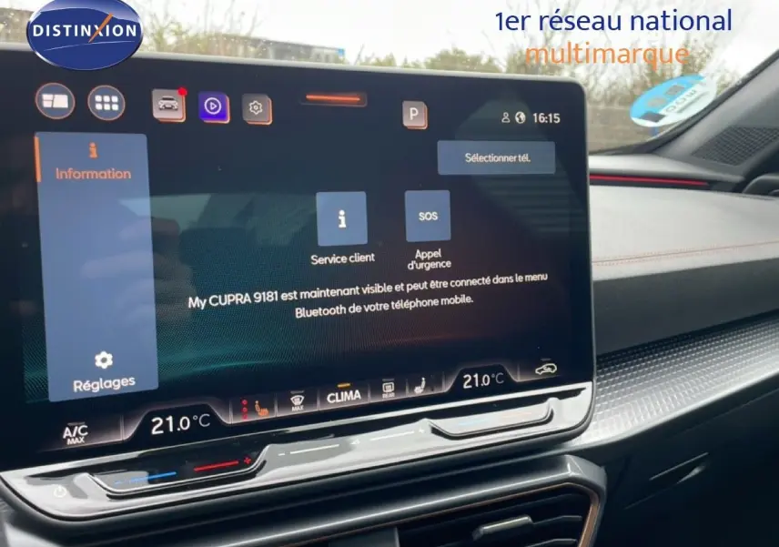 Vue intérieure du tableau de bord de la CUPRA Formentor 1.5 eTSI 2025 avec écran tactile et ambiance moderne grise.