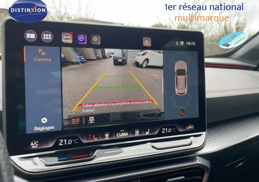 Vue intérieure du tableau de bord de la CUPRA Formentor 2025 avec écran tactile affichant la caméra de recul et la climatisation à 21°C.