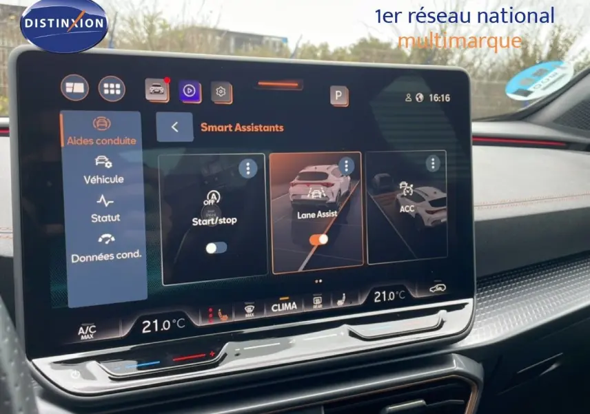 Écran tactile intérieur du tableau de bord du CUPRA Formentor gris métallique, affichant les aides à la conduite.