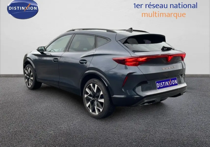 Vue 3/4 arrière droite du CUPRA Formentor gris magnétique métal avec jantes alliage et feux arrière LED distinctifs.