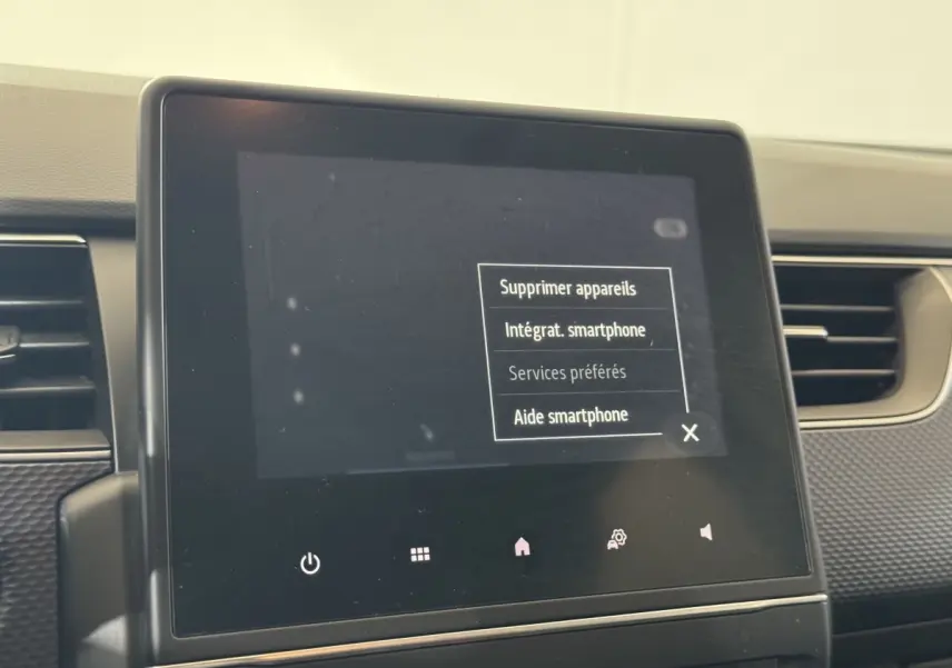 Écran tactile central du tableau de bord du Renault Arkana Business E-TECH 145, vue rapprochée intérieure.