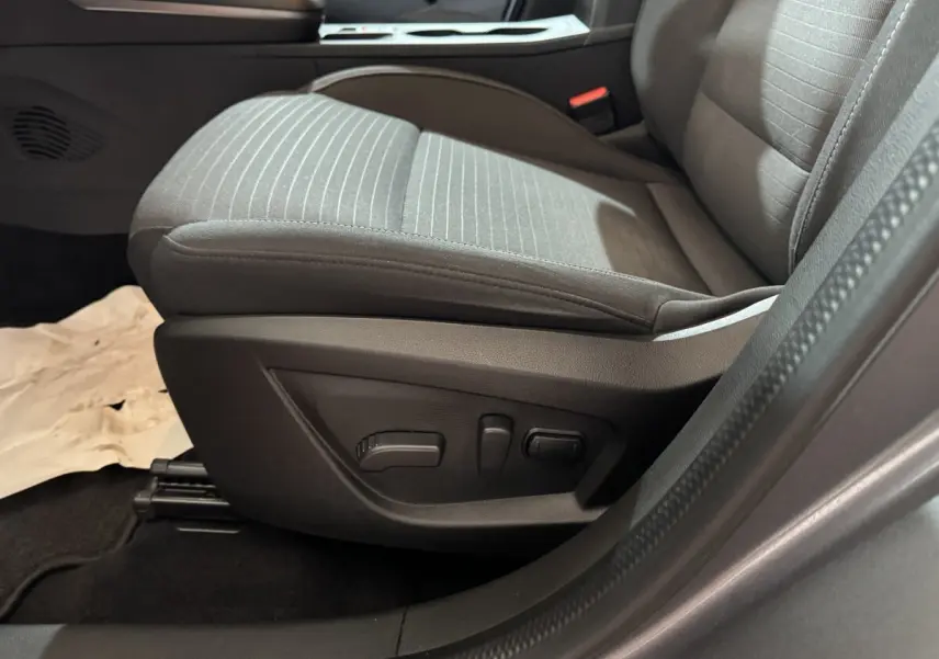Vue rapprochée du siège avant droit gris foncé du Renault Arkana Business E-TECH 145 avec commandes électriques visibles.
