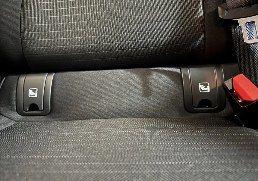Gros plan sur la banquette arrière grise du Renault Arkana Business E-TECH 145 avec fixations ISOFIX visibles.
