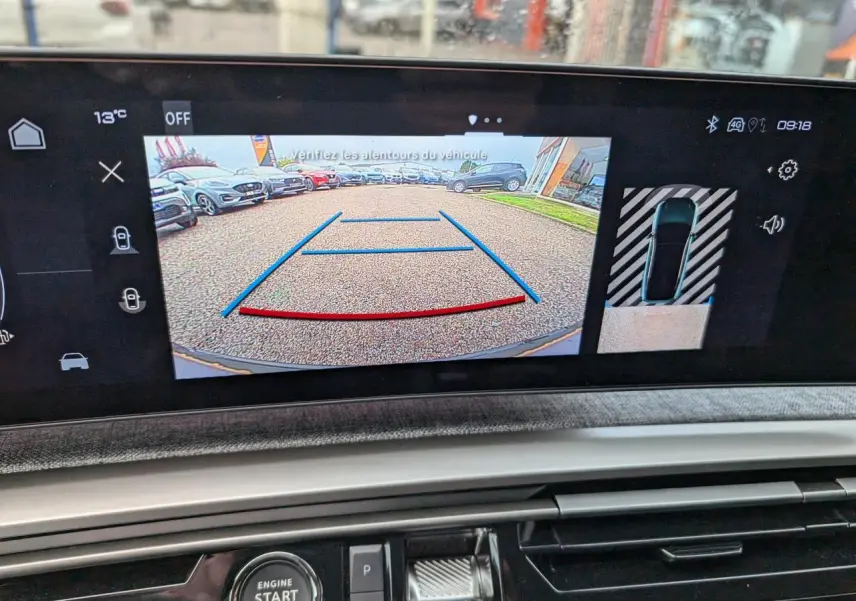 Écran de caméra de recul du Peugeot 3008 GT hybride 2025 montrant l’arrière et les lignes de guidage.