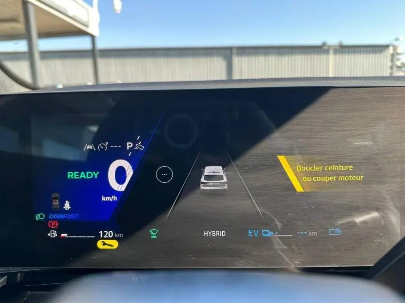 Affichage numérique du tableau de bord du Renault Rafale hybride, indiquant 0 km/h et mode confort actif.