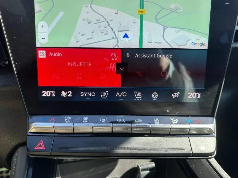Vue rapprochée de l’écran tactile central et des commandes climatisation du Renault Rafale 1.2 E-Tech bleu sommet.