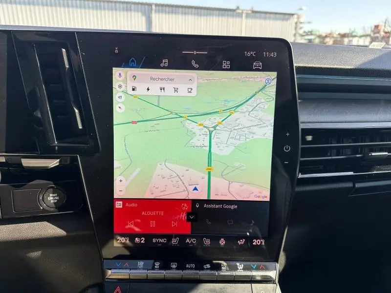 Vue rapprochée de l'écran tactile central du tableau de bord du Renault Rafale 2025, affichant la navigation GPS.