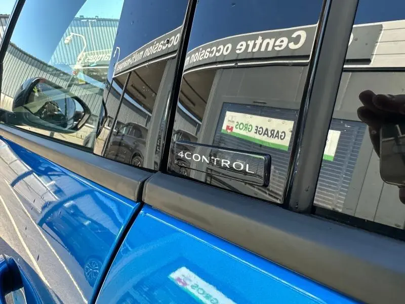 Détail côté gauche de la Renault Rafale bleu sommet métallisé avec l’inscription 4CONTROL sur la monture de porte.