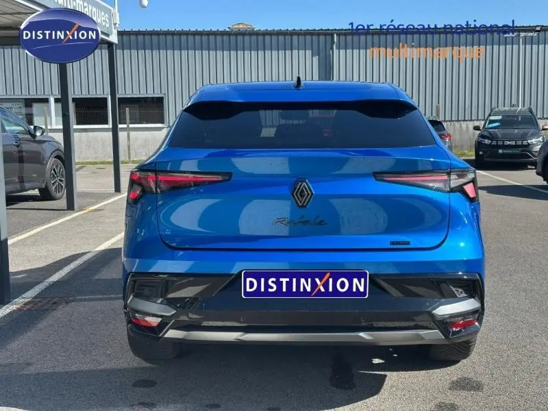 Vue arrière d'une Renault Rafale 1.2 E-Tech 300ch bleu sommet métallisé avec feux arrière LED et lunette arrière surteintée.