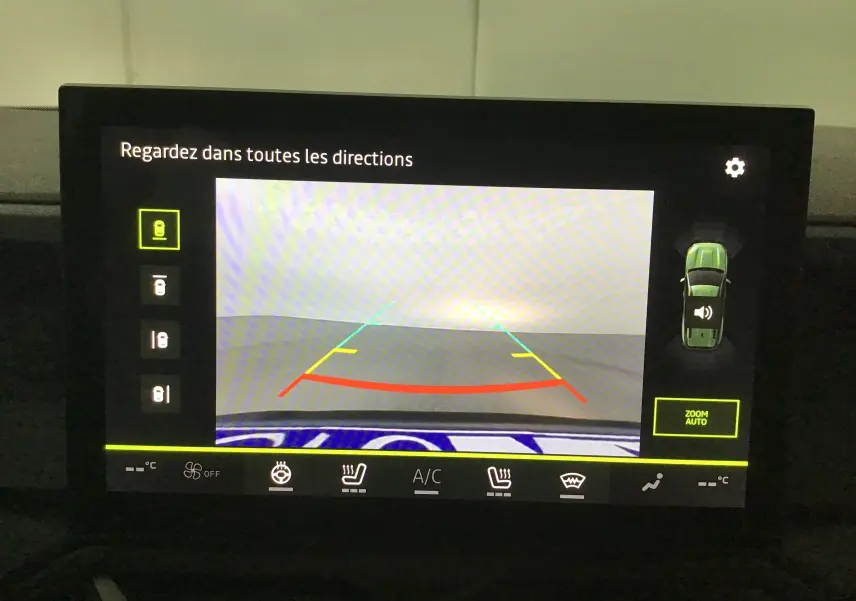 Affichage caméra 360 sur écran intérieur du Dacia Bigster 2025, avec vue arrière et lignes de guidage colorées.