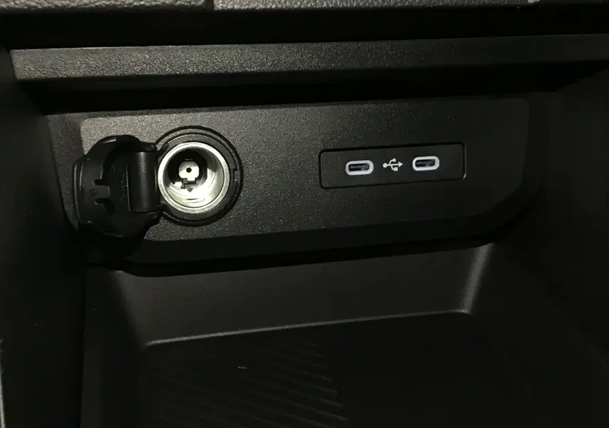 Prise allume-cigare et deux ports USB-C intégrés dans la console centrale du Dacia Bigster gris schiste 2025.