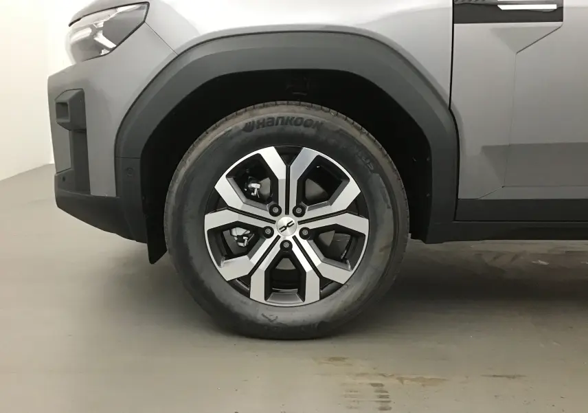 Gros plan sur la roue avant gauche du Dacia Bigster gris schiste, mettant en valeur la jante alliage moderne et le pneu Hankook.