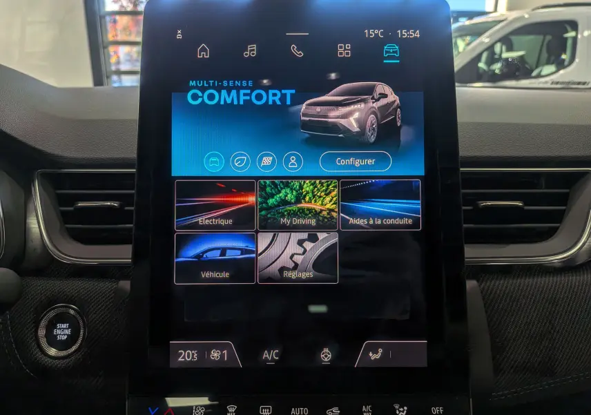 Écran tactile central affichant le mode Confort du Renault Captur E-TECH 2025, intérieur noir avec bouton Start visible.