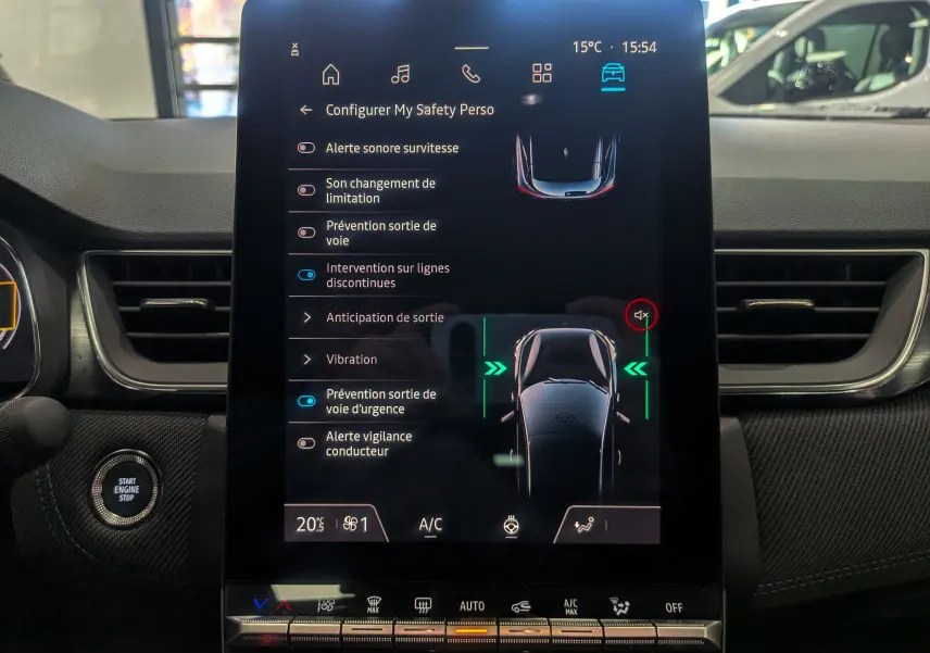 Écran tactile central du tableau de bord du Renault Captur E-TECH 2025 affichant les options d'aide à la conduite.