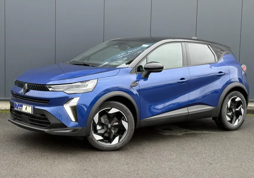Renault Captur 2025 bleu Iron en 3/4 avant droit avec toit noir et jantes aluminium 18 pouces biton.
