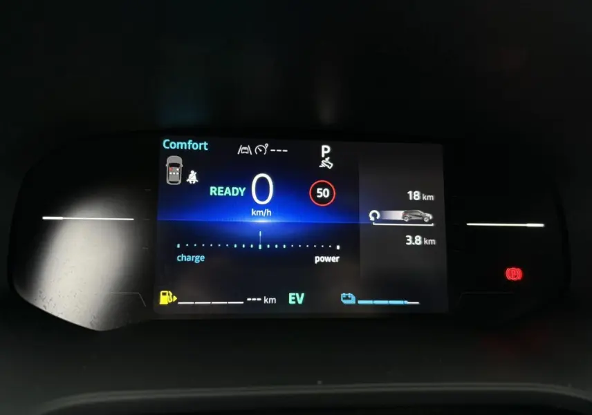 Tableau de bord numérique du Renault Captur 2025 affichant la vitesse à 0 km/h et mode confort en veille.