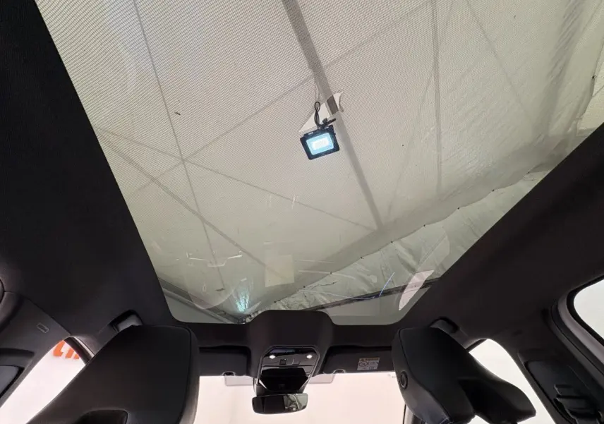 Vue intérieure vers le toit panoramique en verre du Renault Espace blanc, version Esprit Alpine 7 places 2025.