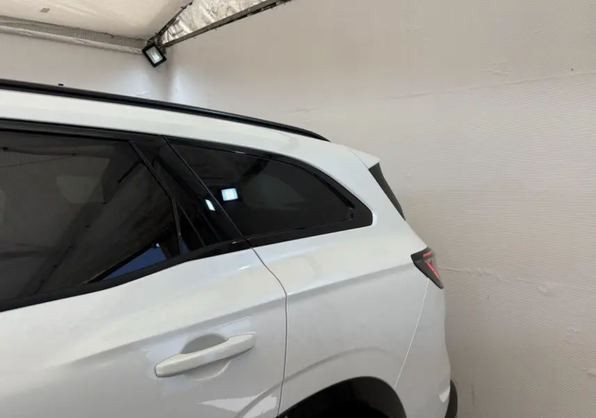 Vue côté droit arrière du Renault Espace blanc esprit Alpine 7PL E-Tech 2025 avec vitres teintées et feux LED.