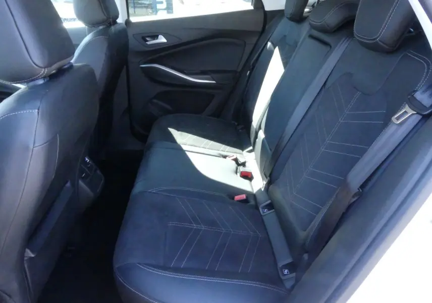 Vue intérieure côté droit sur la banquette arrière en Alcantara noir avec surpiqûres blanches de l'Opel Grandland 2024.