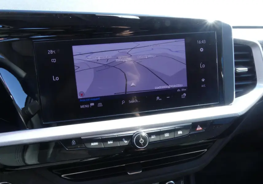 Écran tactile central du tableau de bord de l’Opel Grandland 2024 avec navigation et commandes multimédia.