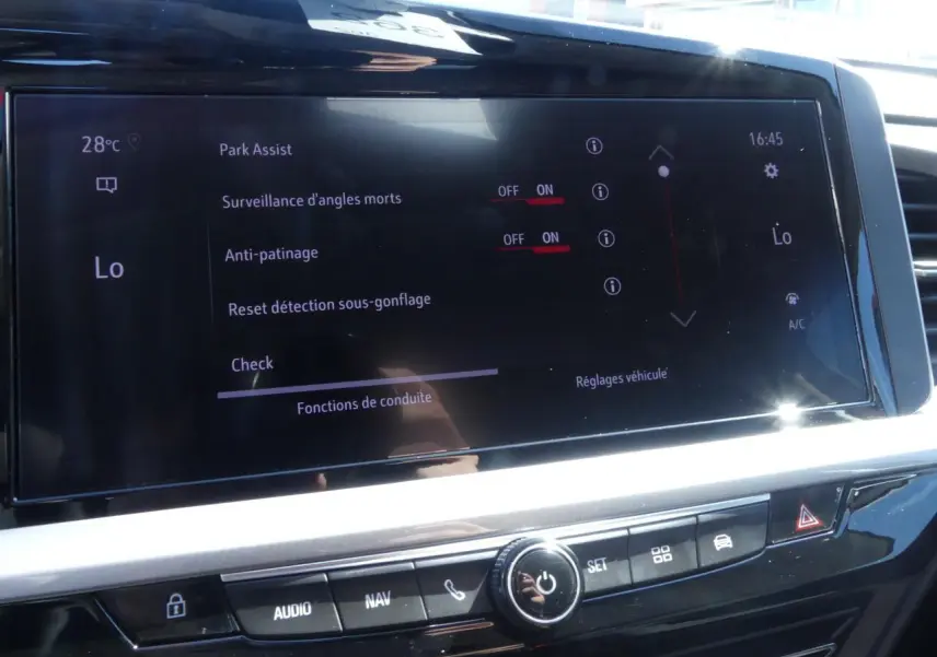 Écran tactile central de l’Opel Grandland blanc, affichant les réglages d’aide à la conduite et climatisation.