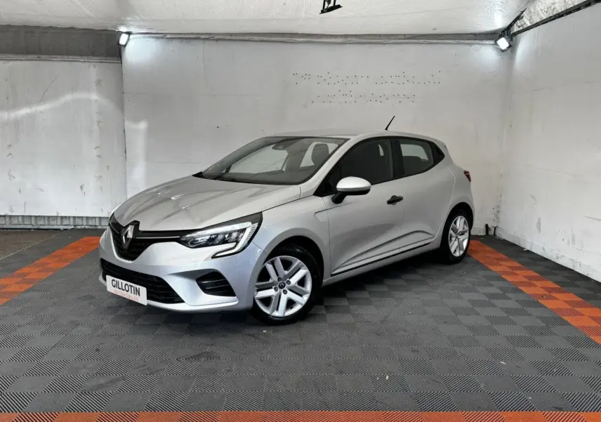 Renault Clio Business TCe 100 2020 gris clair vue 3/4 avant droit dans un garage avec sol noir et bandes orange.