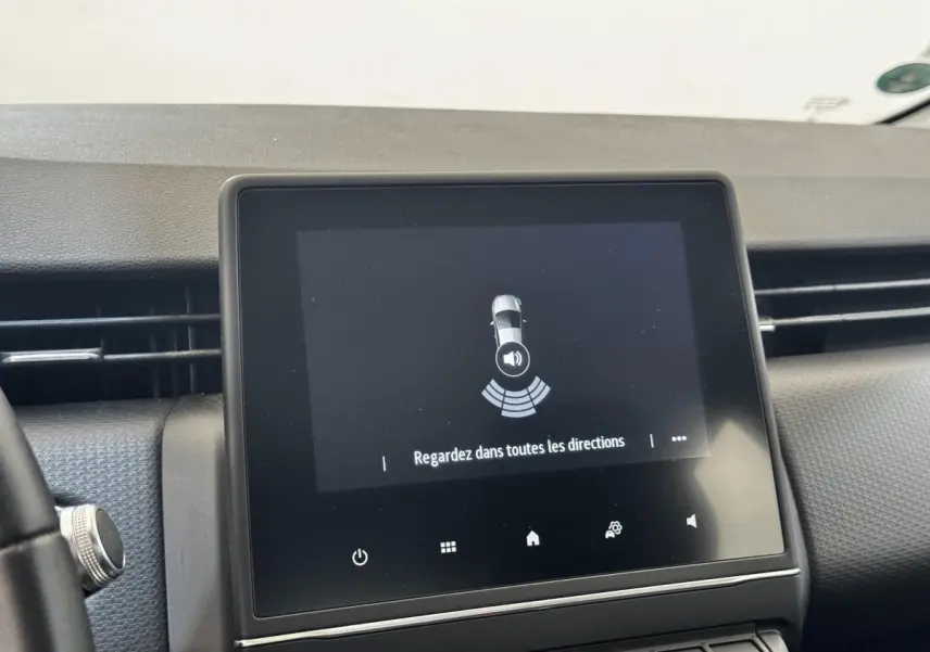 Écran tactile central de la Renault Clio Business TCe 100 2020 affichant une alerte de détection d'obstacle.
