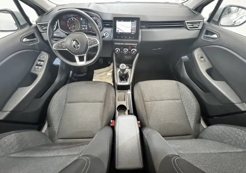 Vue intérieure avant de la Renault Clio Business TCe 100 2020, montrant le volant multifonctions, écran tactile et sièges gris.