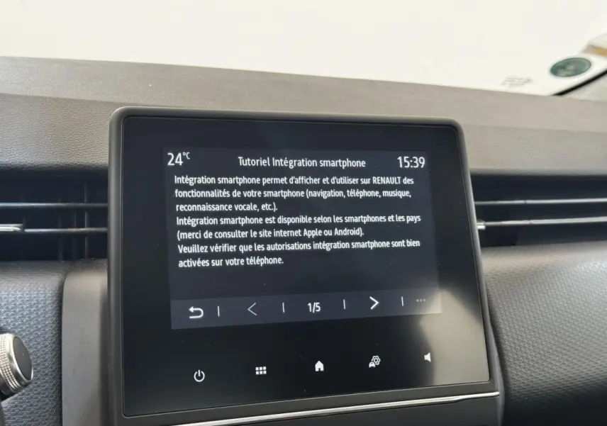 Écran tactile central du tableau de bord de la Renault Clio Business TCe 100, affichant un tutoriel d’intégration smartphone.