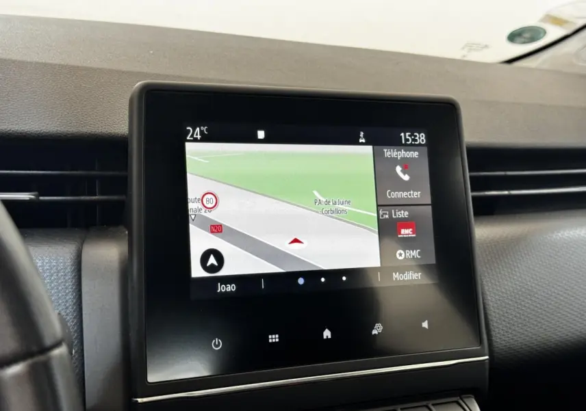 Gros plan sur l’écran tactile central de la Renault Clio Business gris clair, affichant la navigation 3D et les options téléphone.