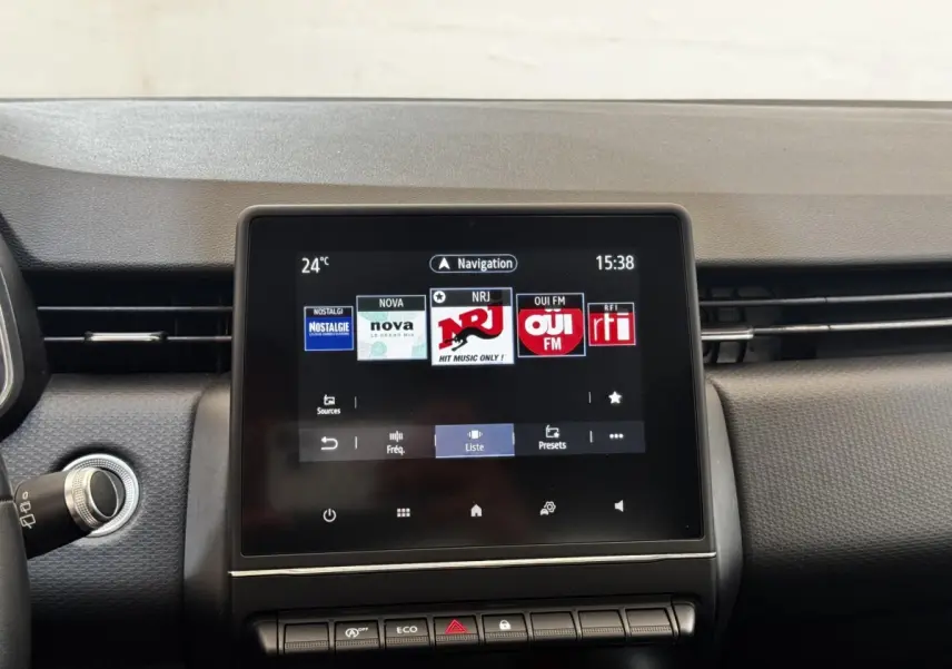 Écran tactile central de la Renault Clio Business TCe 100 2020 affichant les stations radio, vue intérieure frontale.