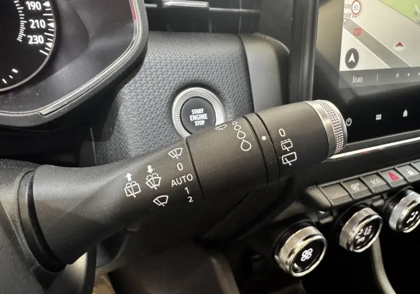 Gros plan sur la commande d’essuie-glace et le bouton start/stop dans l’habitacle de la Renault Clio Business gris clair 2020.
