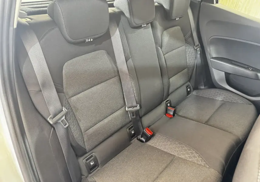 Vue intérieure côté droit montrant la banquette arrière noire de la Renault Clio Business TCe 100 de 2020.
